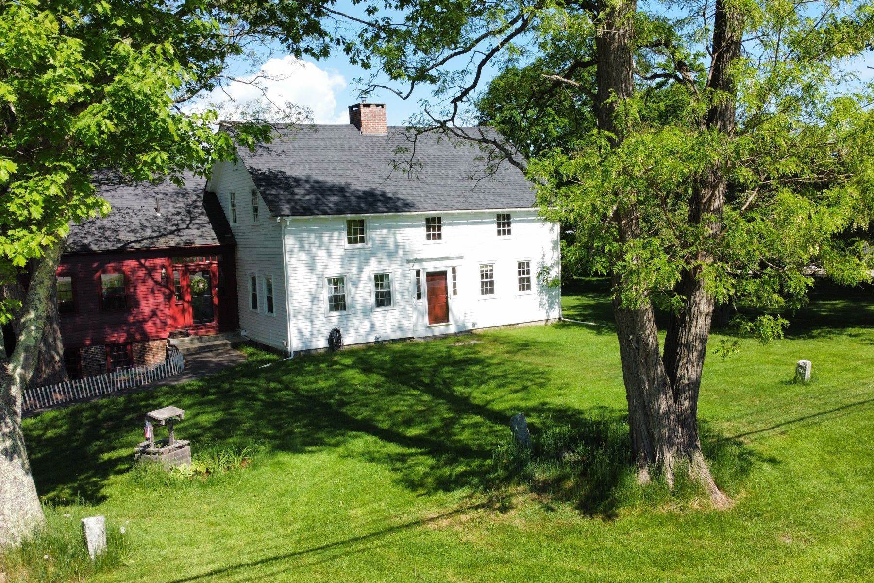 Property en Five Bedroom Colonial in Haverhill 209 Dartmouth College Highway Haverhill, Nueva Hampshire 03765 Estados Unidos