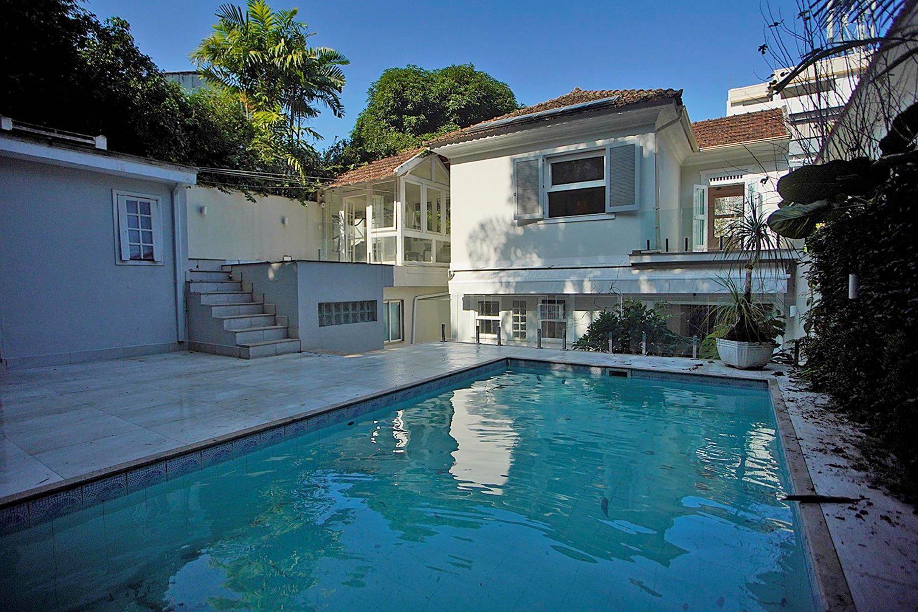 Single Family Homes por un Venta en Elegant house with pool in cul-de-sac Jardim Botanico, Rio de Janeiro, Rio de Janeiro Brasil