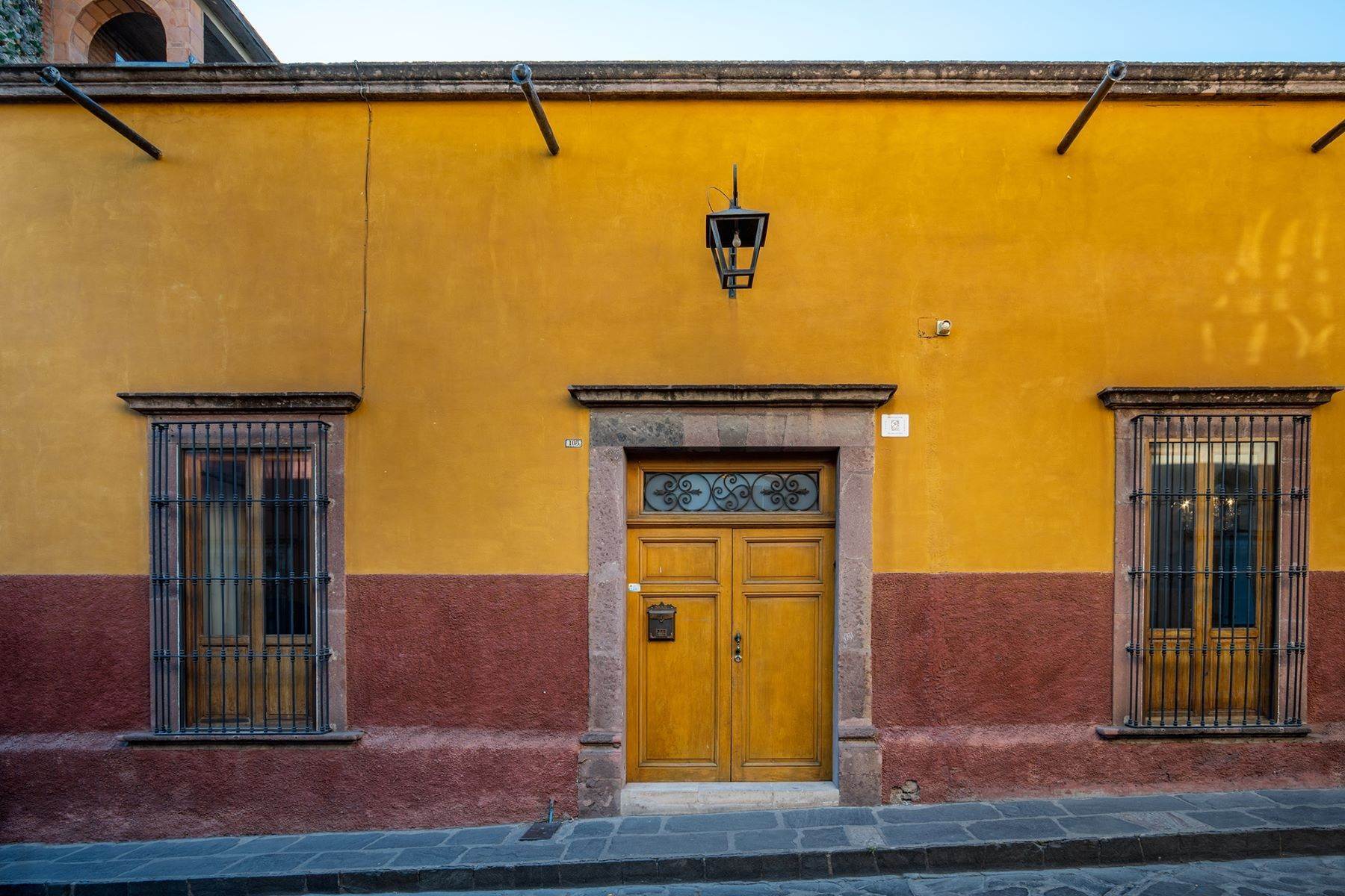 35. Single Family Homes for Sale at The Beckmann Home Hernandez Macias 105 San Miguel De Allende, Guanajuato 37700 Mexico