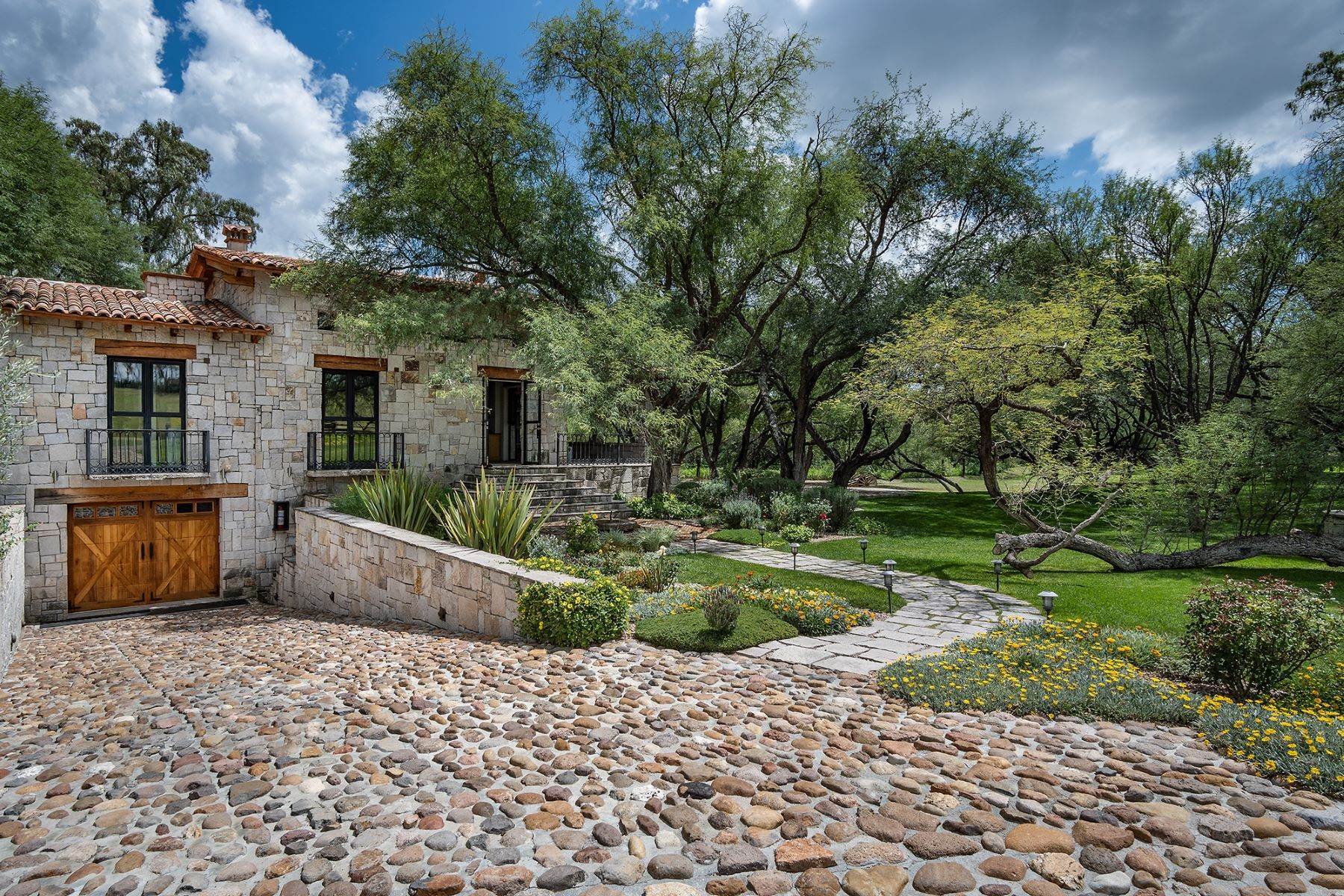 1. Single Family Homes for Sale at The Cottage Rancho la Loma San Miguel De Allende, Guanajuato 37700 Mexico