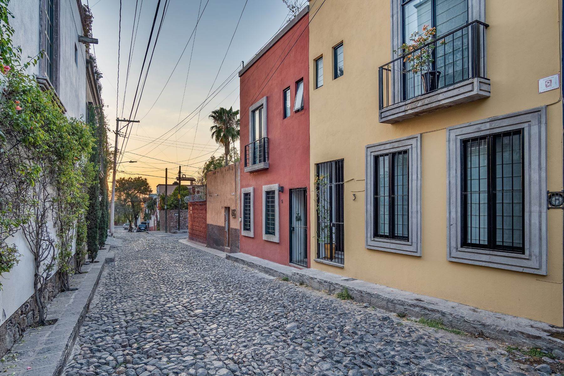 24. Single Family Homes por un Venta en Casa Arboles Arboles #3 San Miguel De Allende, Guanajuato 37700 México