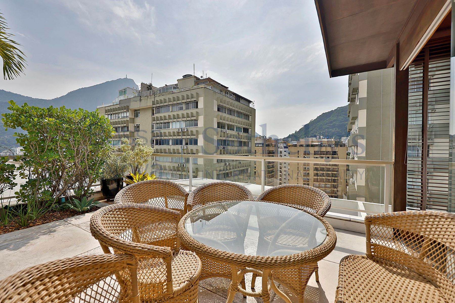 6. Apartments por un Venta en Triplex penthouse with a gourmet area, a swimming pool and a steam room Rio de Janeiro, Rio de Janeiro 22471-080 Brasil