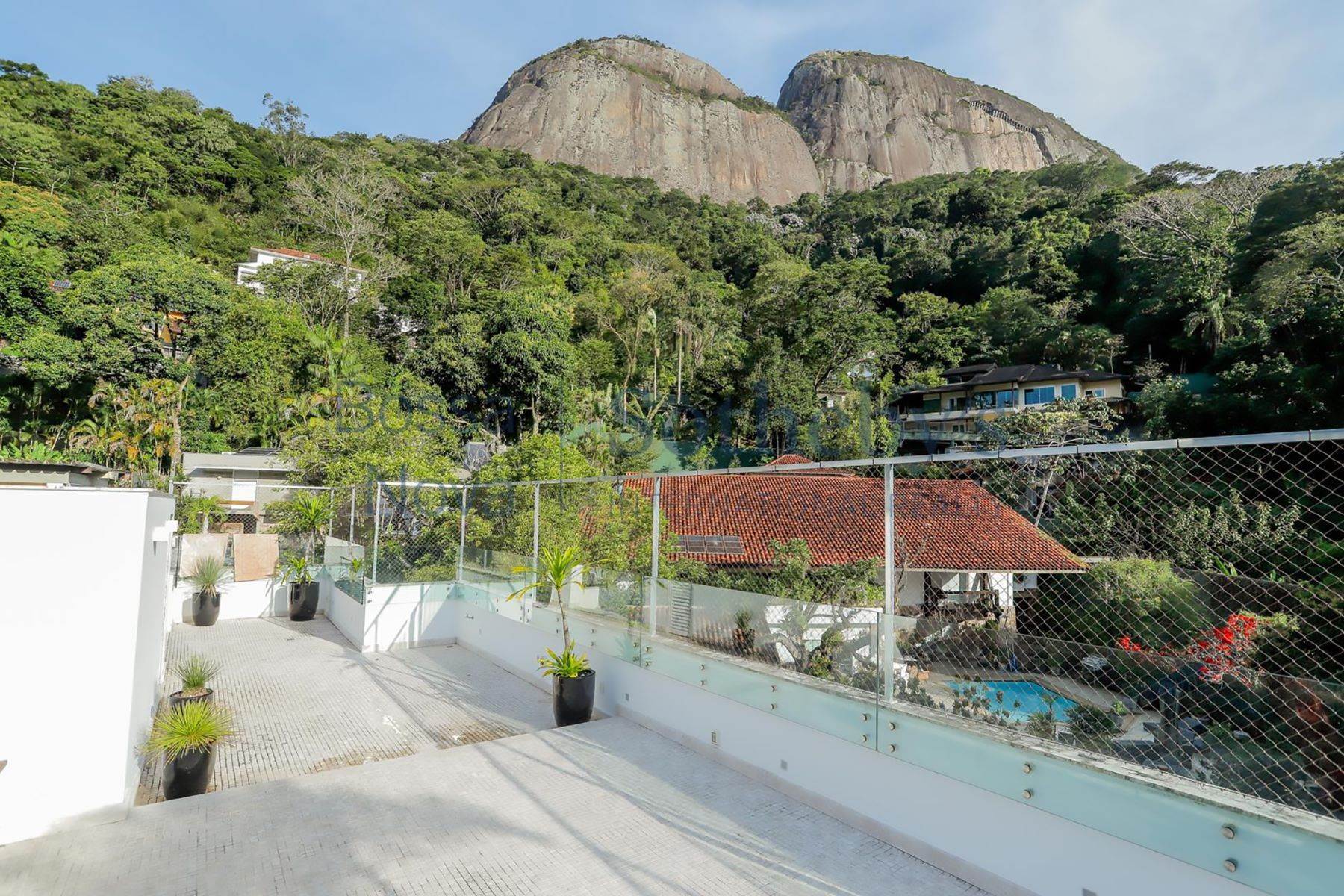17. Single Family Homes por un Venta en Contemporary house overlooking the Morro Dois Irmãos Rio de Janeiro, Rio de Janeiro 22451-230 Brasil