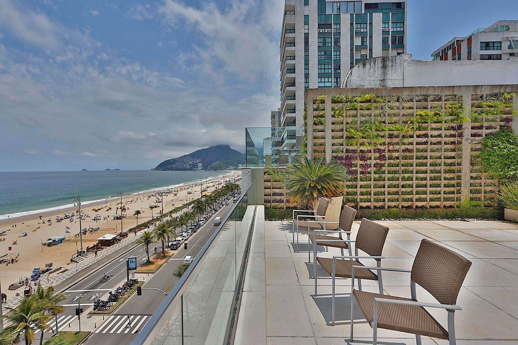 Duplex Homes por un Venta en Renovated, decorated and private seafront penthouse Ipanema, Rio de Janeiro, Rio de Janeiro Brasil
