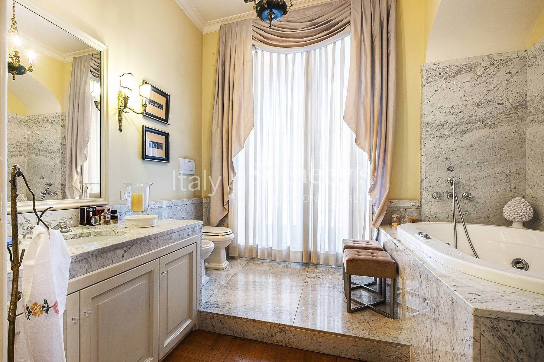 10. Apartments por un Venta en Highly distinguished apartment near Piazza del Quirinale Rome, Roma Italia