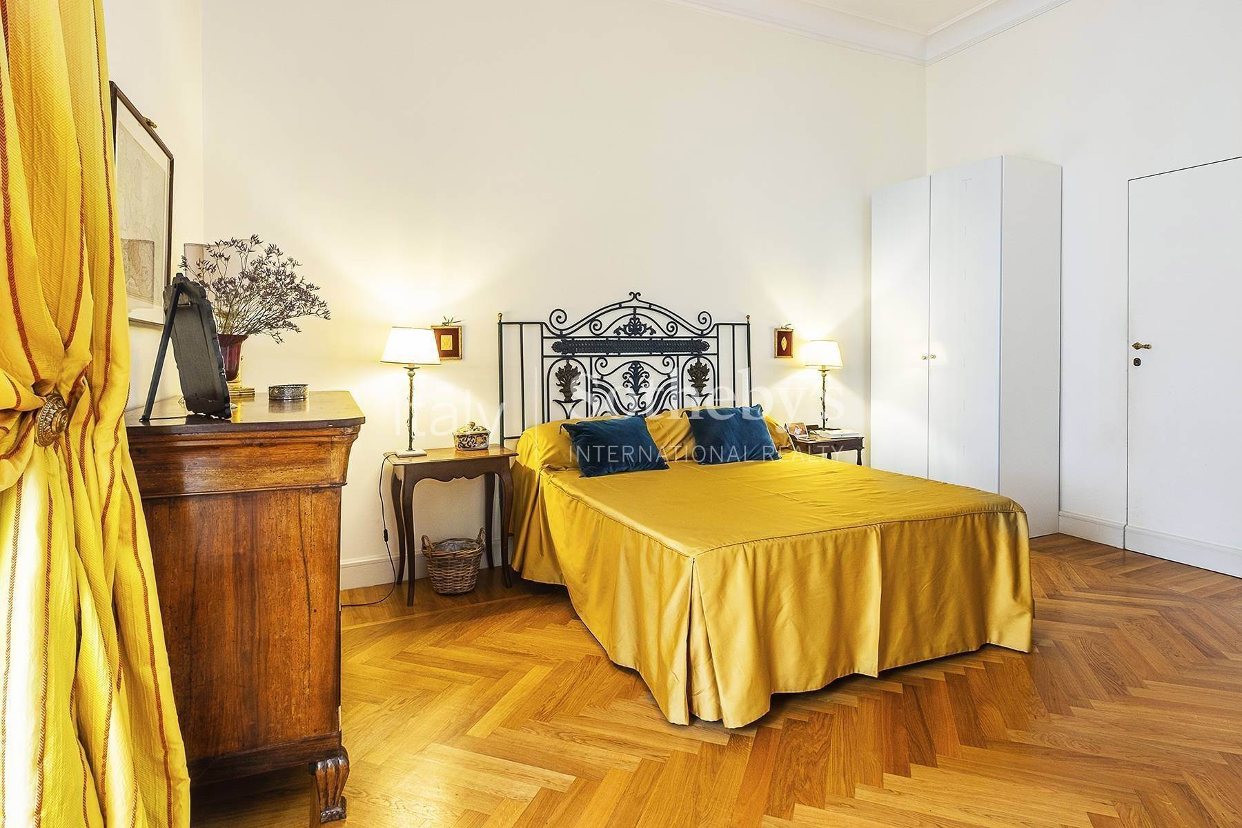 9. Apartments por un Venta en Highly distinguished apartment near Piazza del Quirinale Rome, Roma Italia